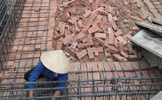 Nên sử dụng bê tông lót móng hay xếp gạch đặc để lót móng khi xây nhà