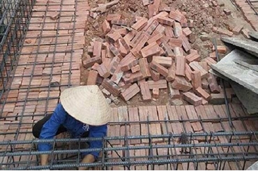 Nên sử dụng bê tông lót móng hay xếp gạch đặc để lót móng khi xây nhà