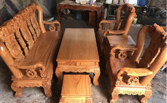 BÀN GHẾ GỖ TỰ NHIÊN: Tinh Hoa Nghệ Thuật và Sự Gắn Kết Với Thiên Nhiên