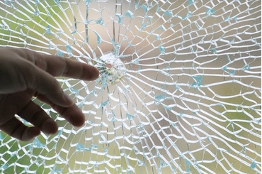 Cách xử lý khi kính cường lực bị nứt vỡ: Bảo quản, sửa chữa và an toàn
