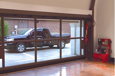 Thiết Kế Hiện Đại: Cửa Nhôm Thuỷ Lực Vân Gỗ Cho Ngôi Nhà Sang Trọng