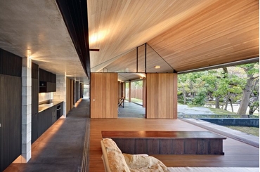 Tạo điểm nhấn với trần thạch cao mái chéo: Ý tưởng thiết kế và thực hiện