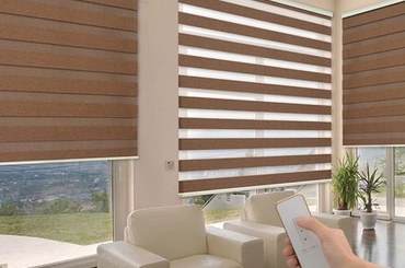 Sự khác biệt giữa rèm cửa tự động và rèm kéo tay là gì?