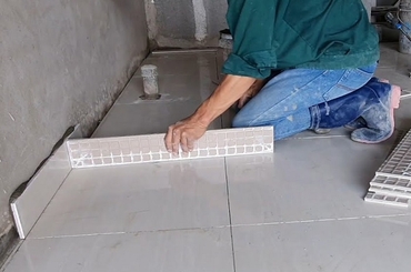 Hướng Dẫn Ốp Gạch Chân Tường: Các Bước Thực Hiện và Lưu Ý Quan Trọng