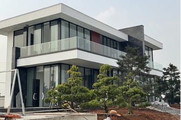 Xu Hướng Sử Dụng Lan Can Kính Trong Kiến Trúc Hiện Đại