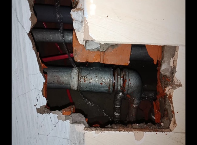 nứt vỡ ống nước trong tường 2
