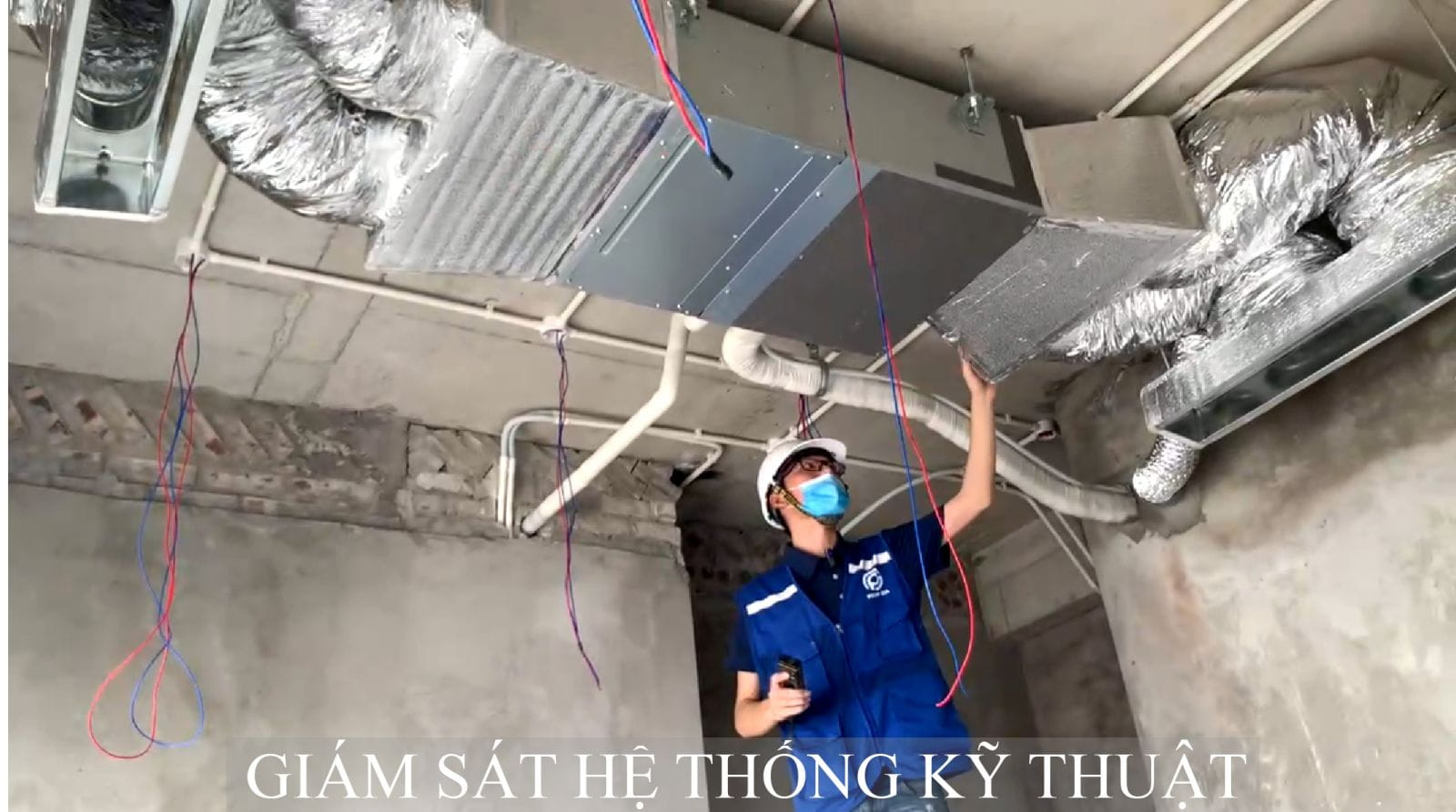 Kỹ sư Phạm Gia giám sát lắp đặt hệ thống kỹ thuật điện nước